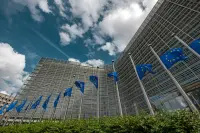 Bruselas pide a España revisar los beneficios fiscales, aumentar la vivienda social y reequilibrar el gasto público