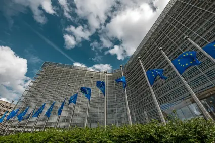 Bruselas pide a España revisar los beneficios fiscales, aumentar la vivienda social y reequilibrar el gasto público