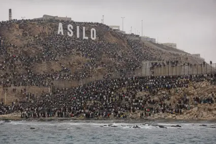 Ceuta pide rechazar el asilo y devolver a los migrantes a Marruecos. ¿Qué dice la ley?