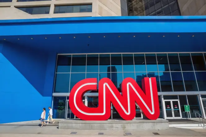 El veto de Trump a CNN, MS NOW y Politico enfrenta la libertad de prensa con la seguridad nacional ante los tribunales