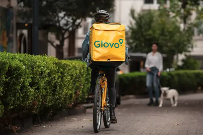 El TSJ de Murcia confirma el alta como asalariados de 140 repartidores de Glovo