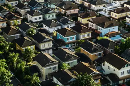 El mercado inmobiliario modera su crecimiento, pero mantiene precios en máximos y un desequilibrio estructural