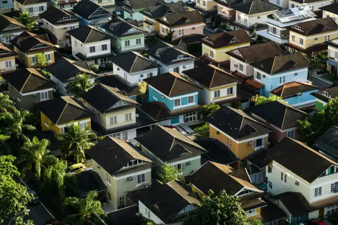 El mercado inmobiliario modera su crecimiento, pero mantiene precios en máximos y un desequilibrio estructural