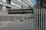 El Gobierno podría aprobar el decreto que triplica el precio de las notas simples pese a la disolución de las Cortes