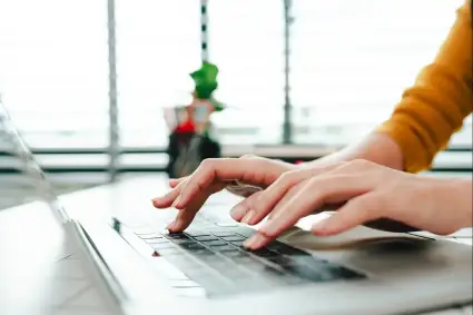 Meta usará la actividad diaria de sus empleados para entrenar IA y reabre el debate sobre vigilancia laboral y protección de datos